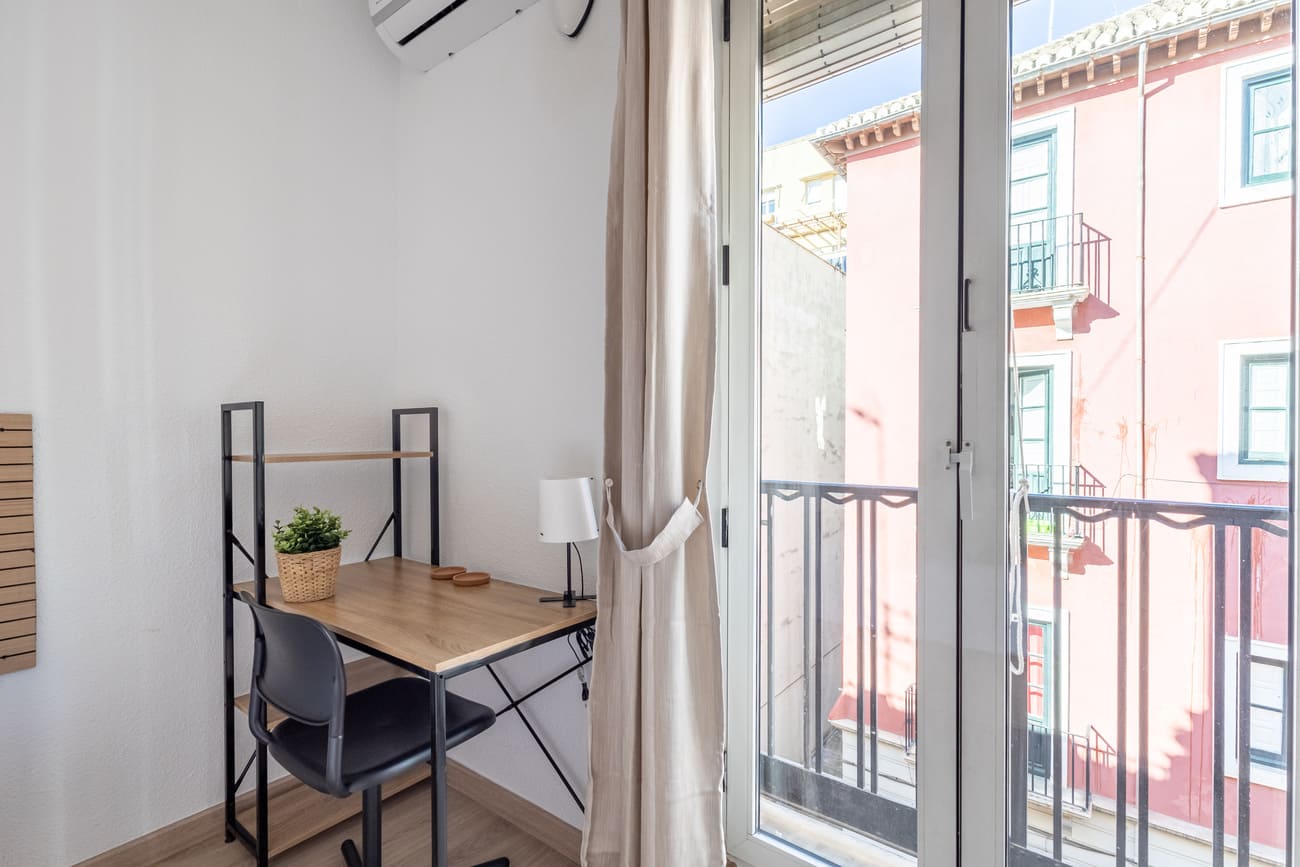 a furnished private room long term Granada