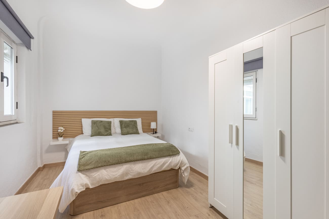 a furnished private room long term Granada